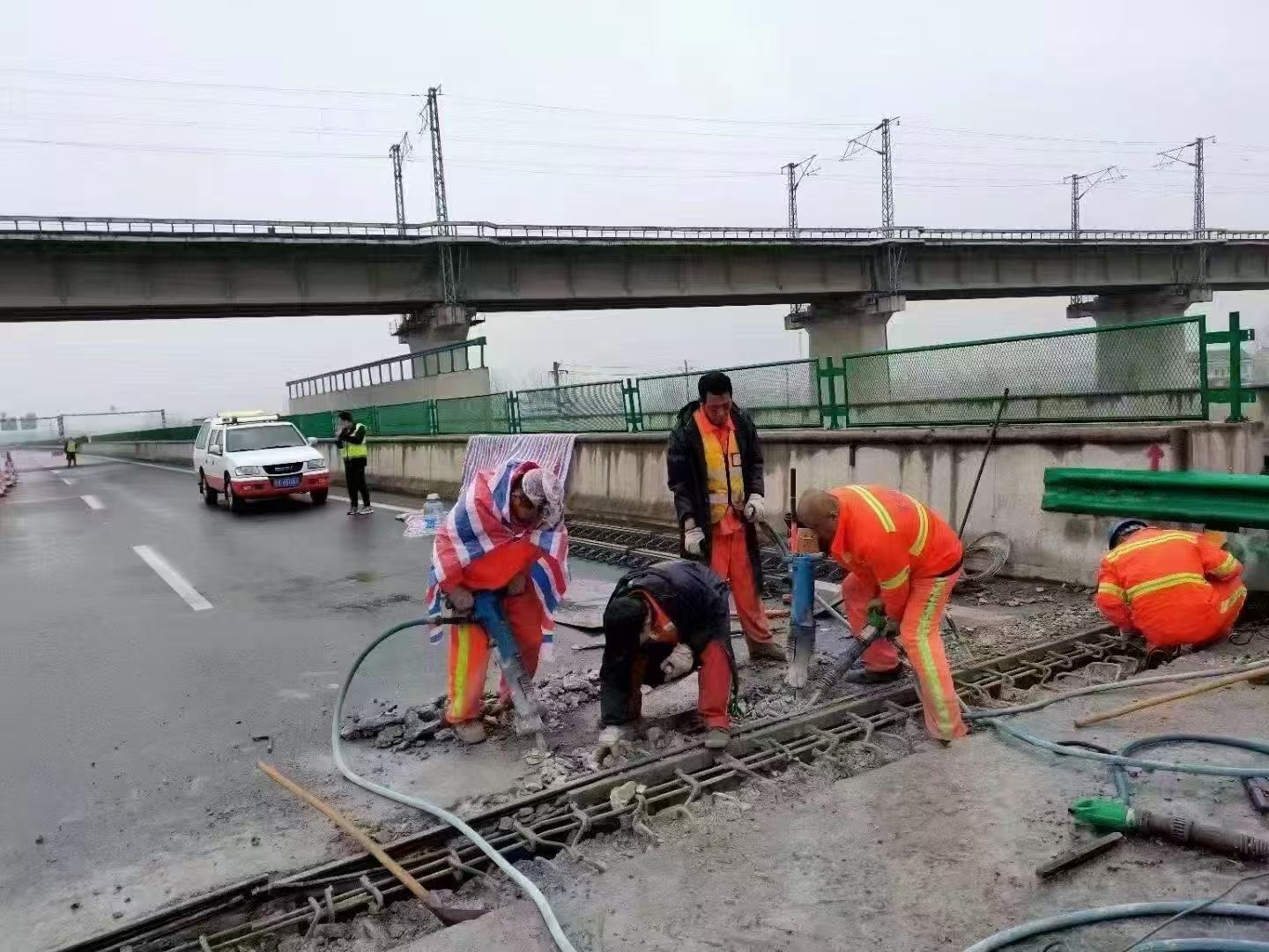 让胡路桥梁伸缩缝抢修料